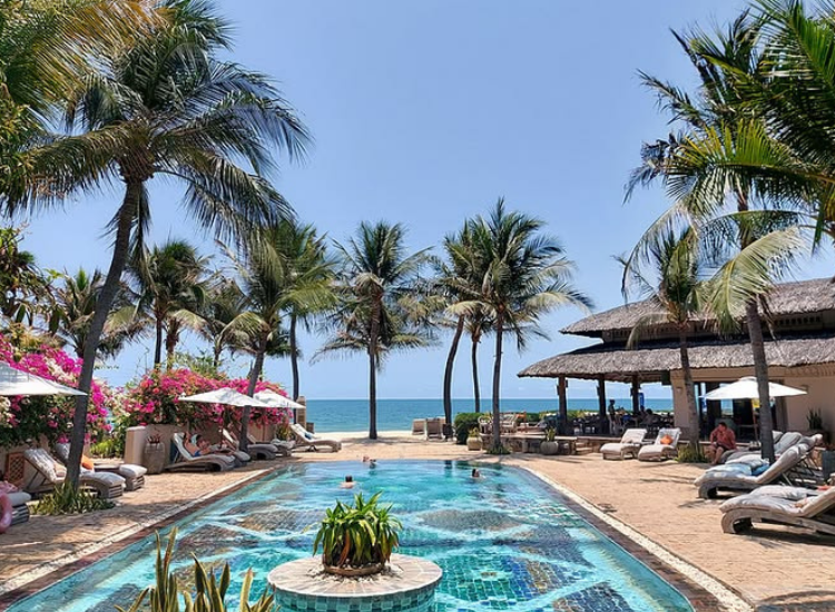 Resort ven biển Mũi Né với hồ bơi và view biển trong tour Phan Thiết lễ 30/4